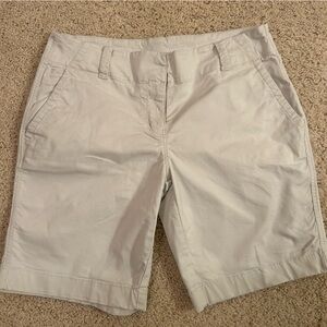 Vineyard Vines Women's Cream Shorts Size 4